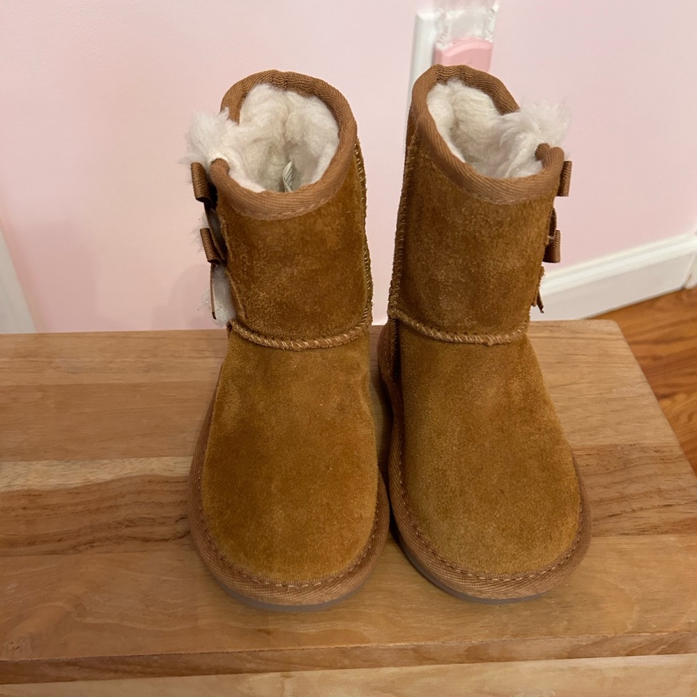 Adorable Chestnut Suede Koolaburra by Ugg Boots!